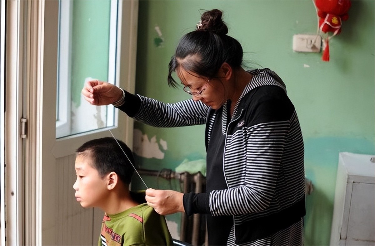 漂亮女教师被辞退,女教师为女儿辞职