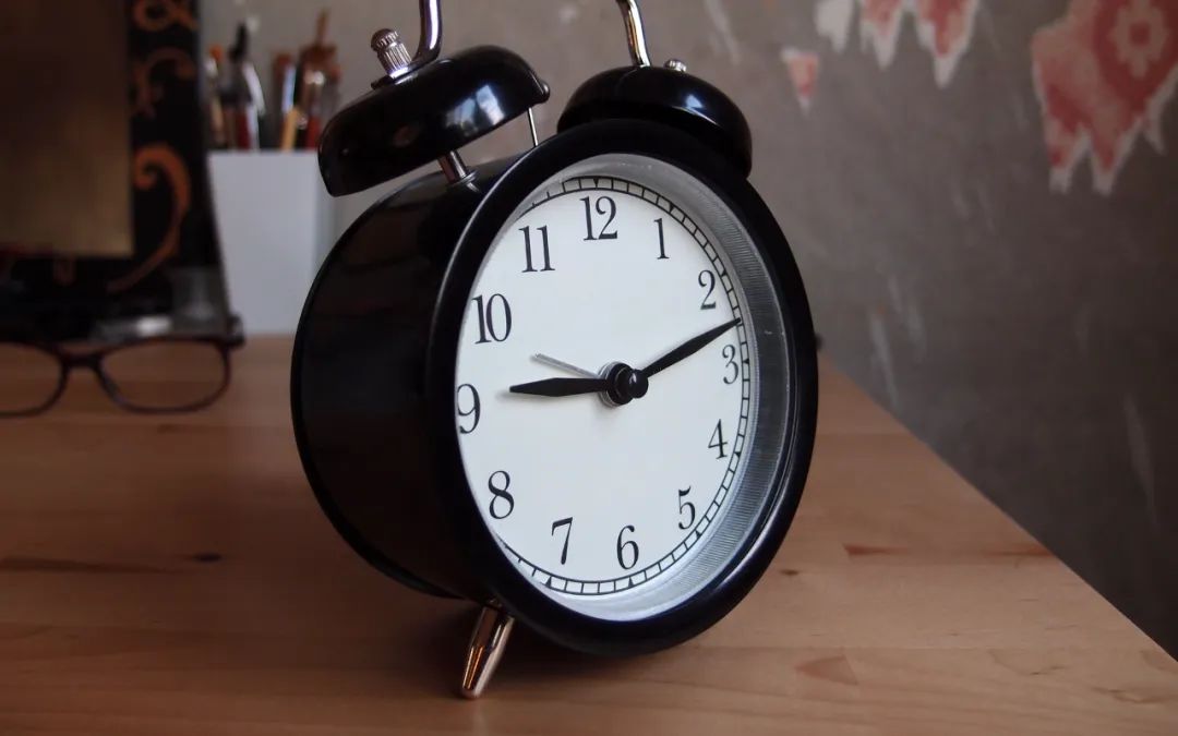 半夜被闹钟突然叫醒危害,被闹钟惊醒危害