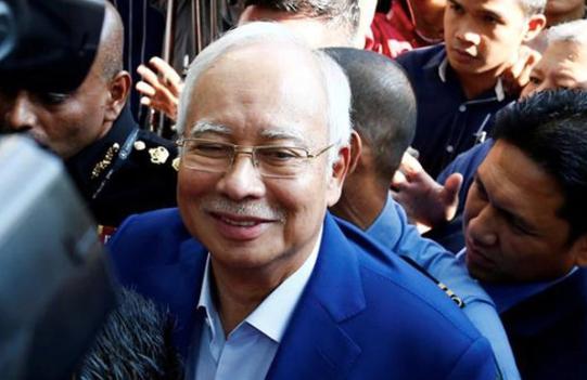 华裔富豪贪污35亿，拿钱泡遍全球女星，被4国通缉，他怎么做到的