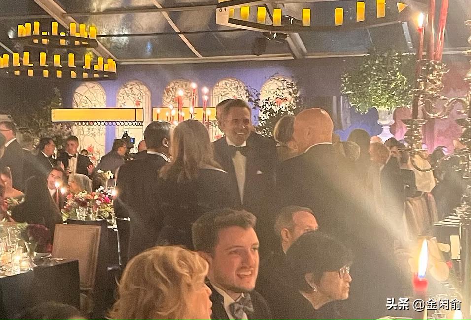 马克龙夫妇携手并肩,马克龙与妻儿出席活动