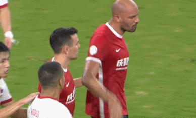 中超赛后起冲突，曹阳“就压着踹”，陈戌源挠头，赛后发布会禁言