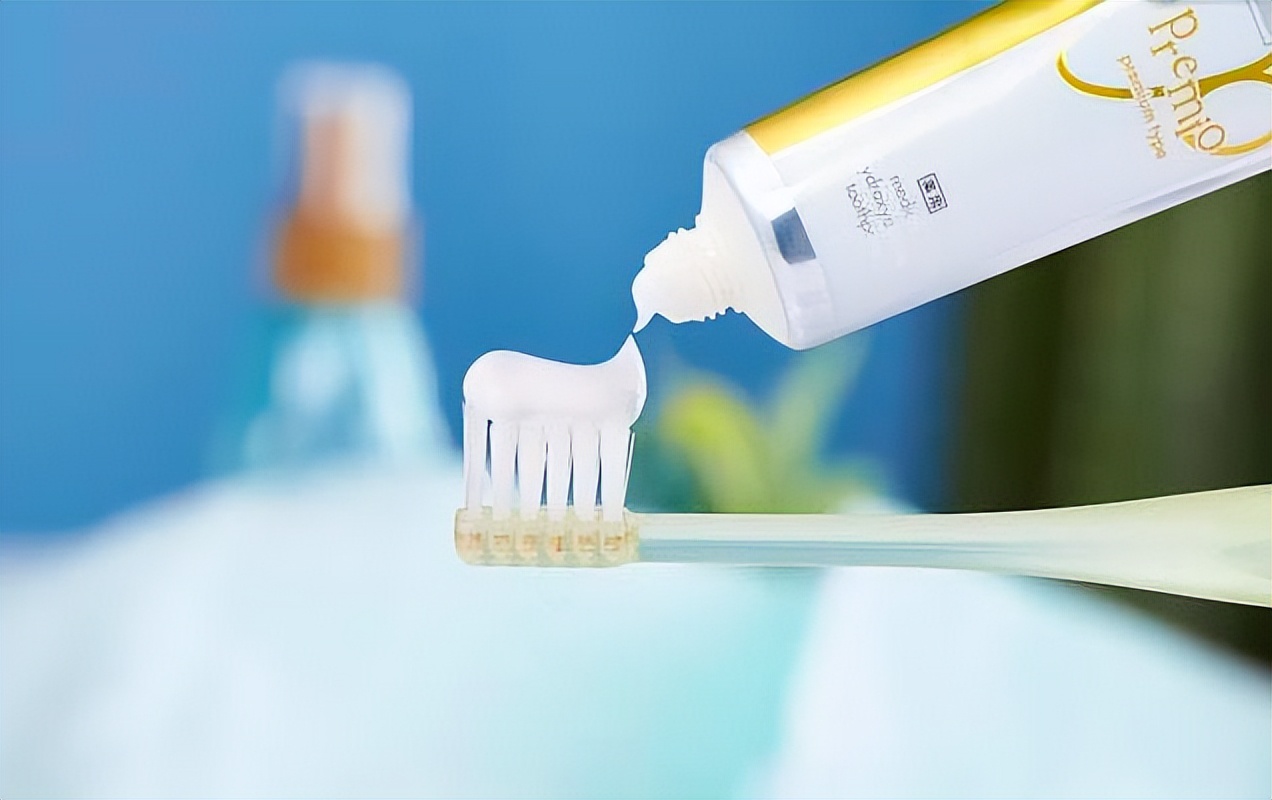 白墙有黑霉点怎么去除,白墙打洞上的污渍怎么去除