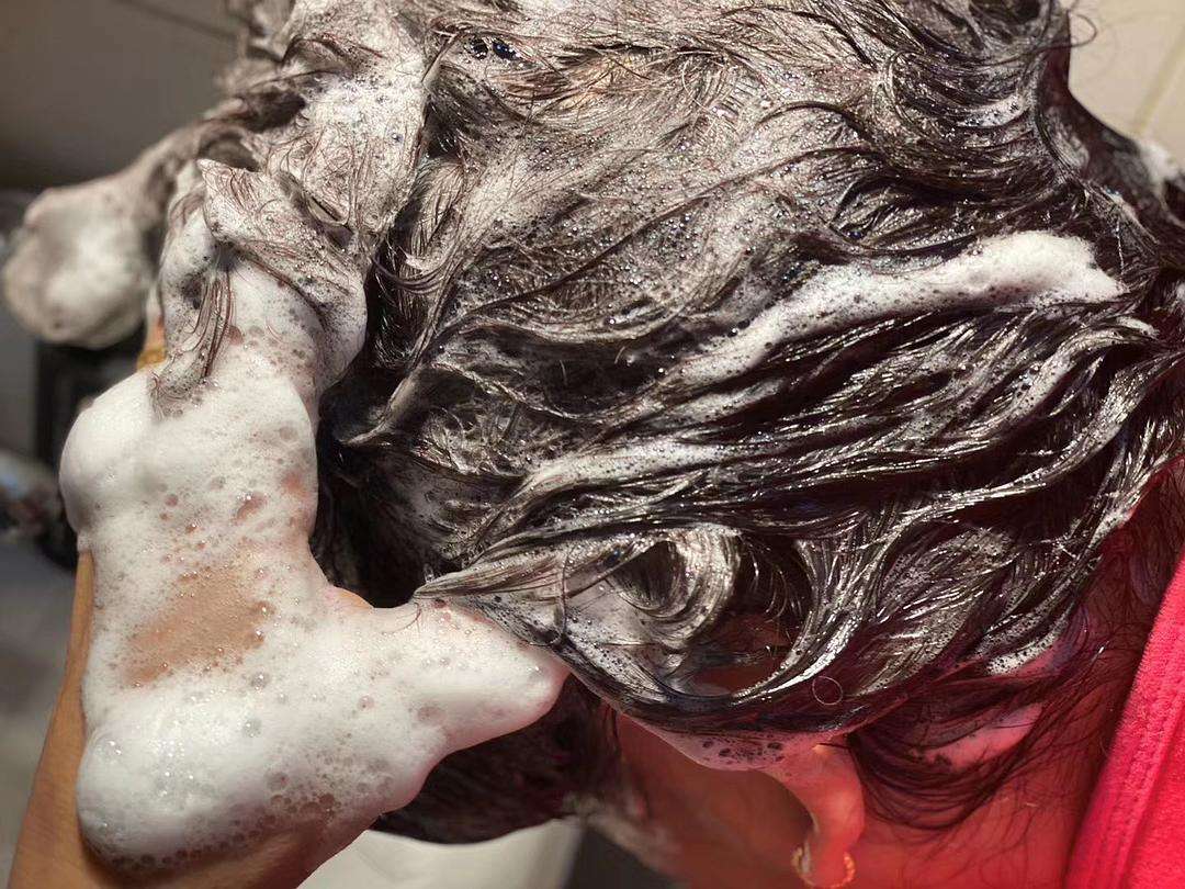 为何有人头发天生自然卷？看看不想让它卷的办法