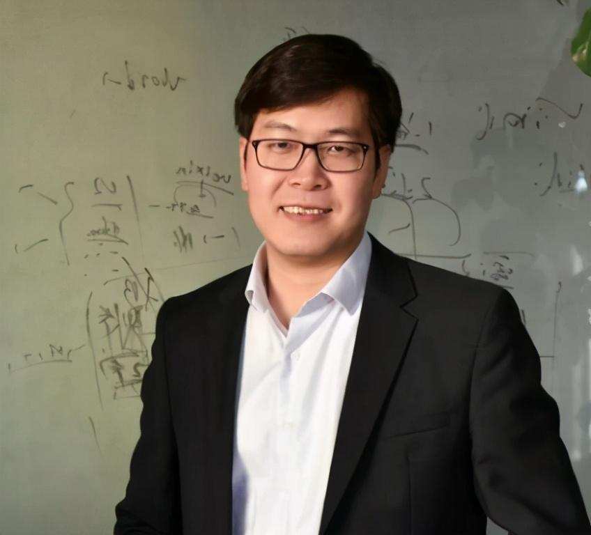 他穷到花老婆钱，24岁创业，靠卖网站域名发家，现身家75亿