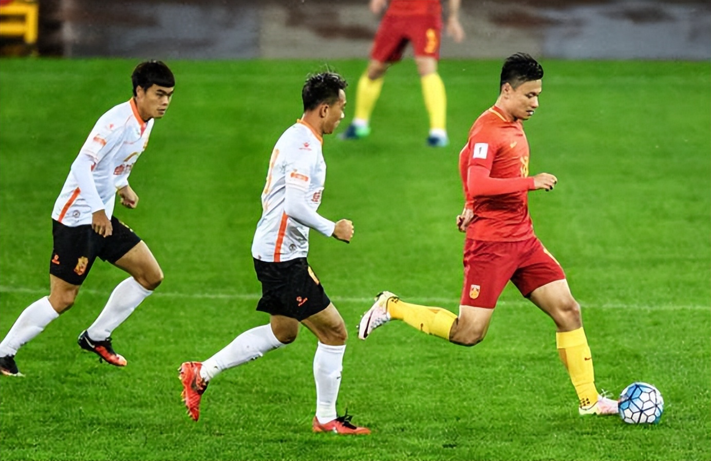 王健林和赵本山谁先进入足球,赵本山和王健林同时退出足球的吗