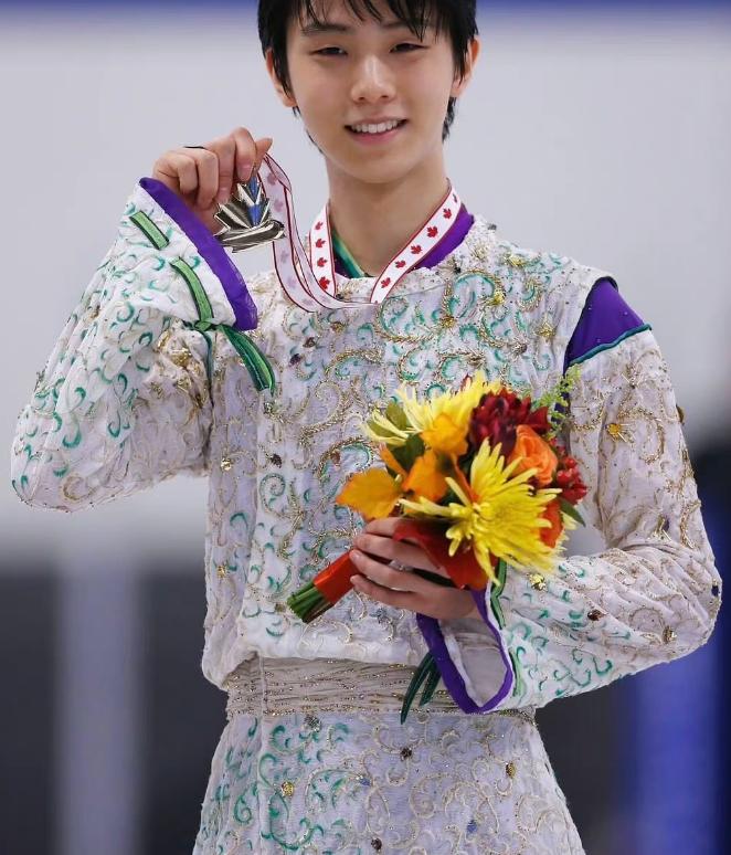 羽生结弦考斯滕有多少钻,羽生结弦蓝色的考斯滕视频