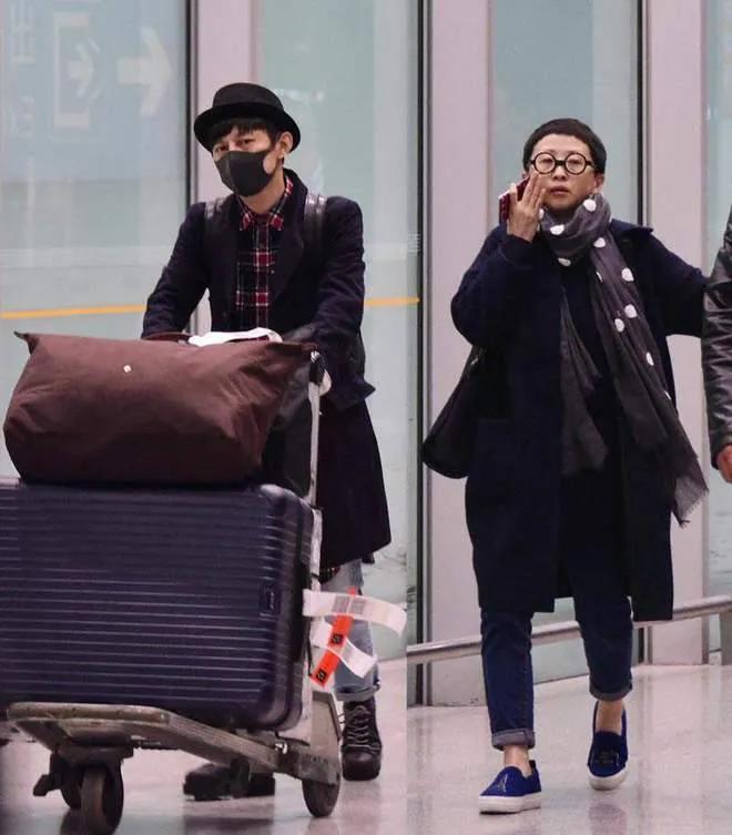 17年努力护着4个兄弟姐妹，最后却都离他而去，何炅老了，也累了