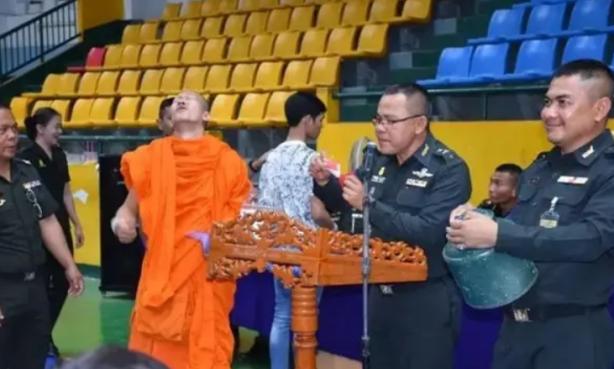 “人妖”——泰国旅游业的畸形产物