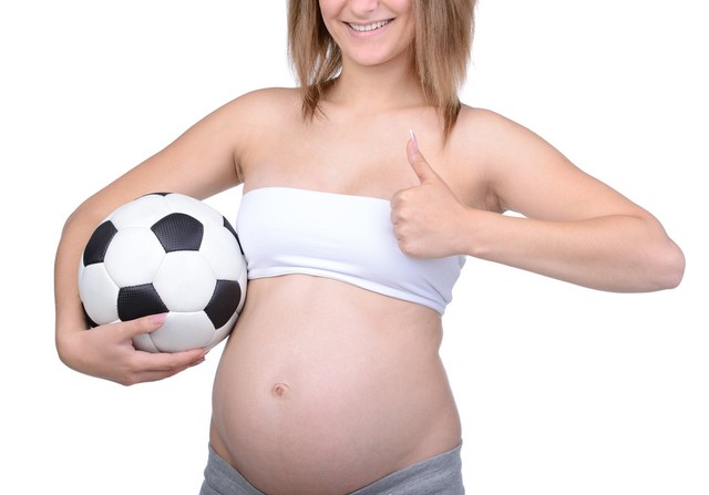 足坛“风流大师”，17岁当爹，30岁换20个女友，如今女友再怀孕