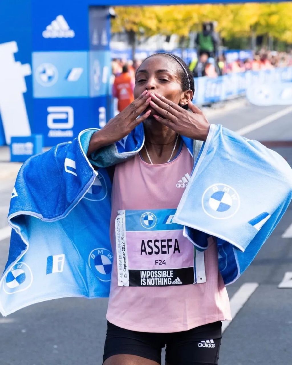 柏林马拉松基普乔格视频,基普乔格神人