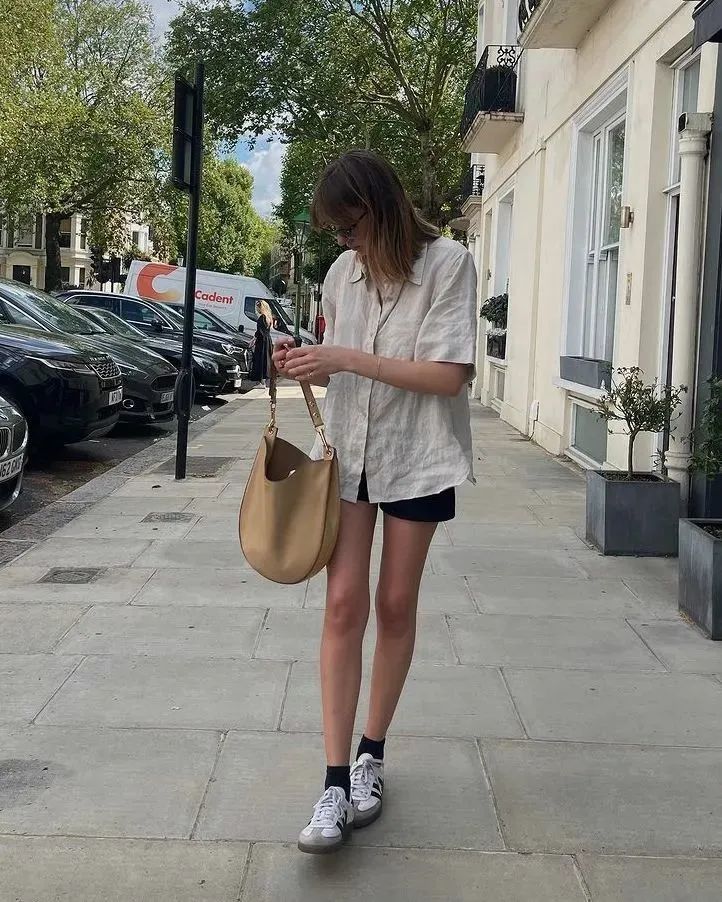 最近Bella让这双复古球鞋重新火起来了！火到一鞋难求