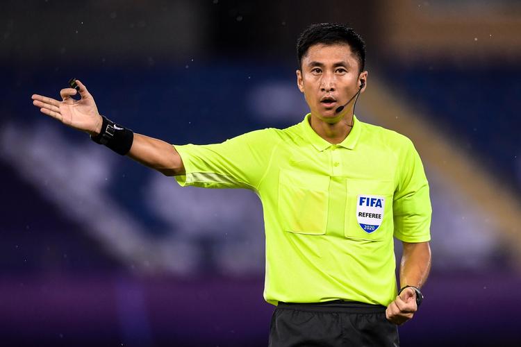 马宁裁判视频回放,马宁2002世界杯发牌是哪一场