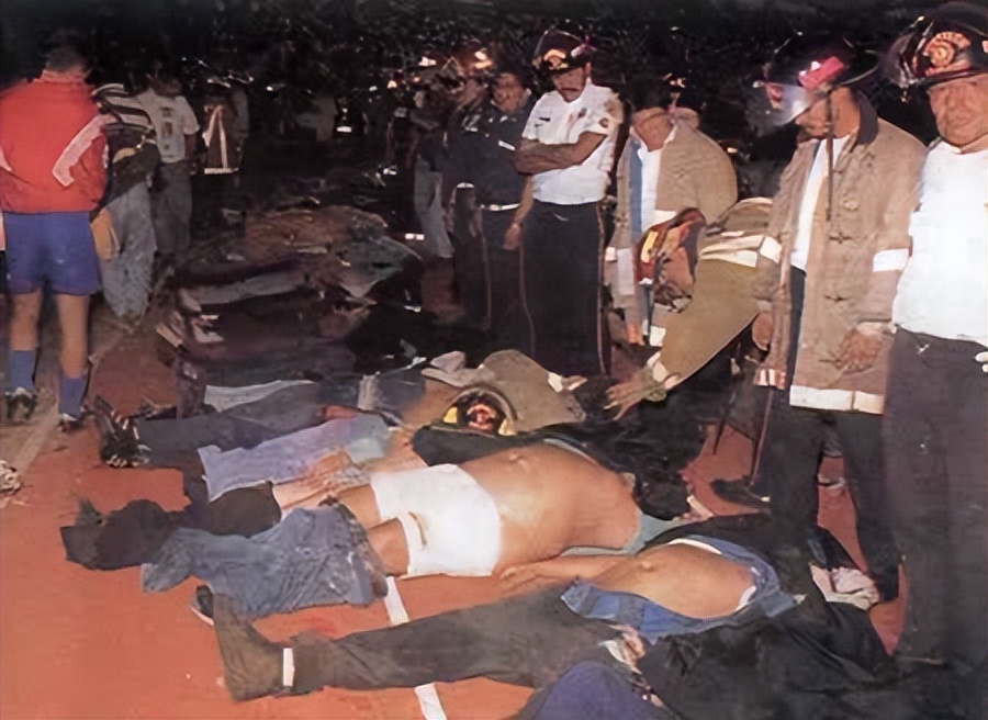 印尼球迷冲突,印尼一足球场爆发球迷暴力冲突