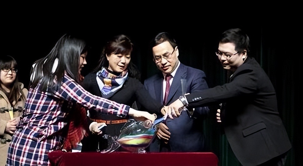 名校学霸毕业4000月薪,清华学霸拿到5亿融资