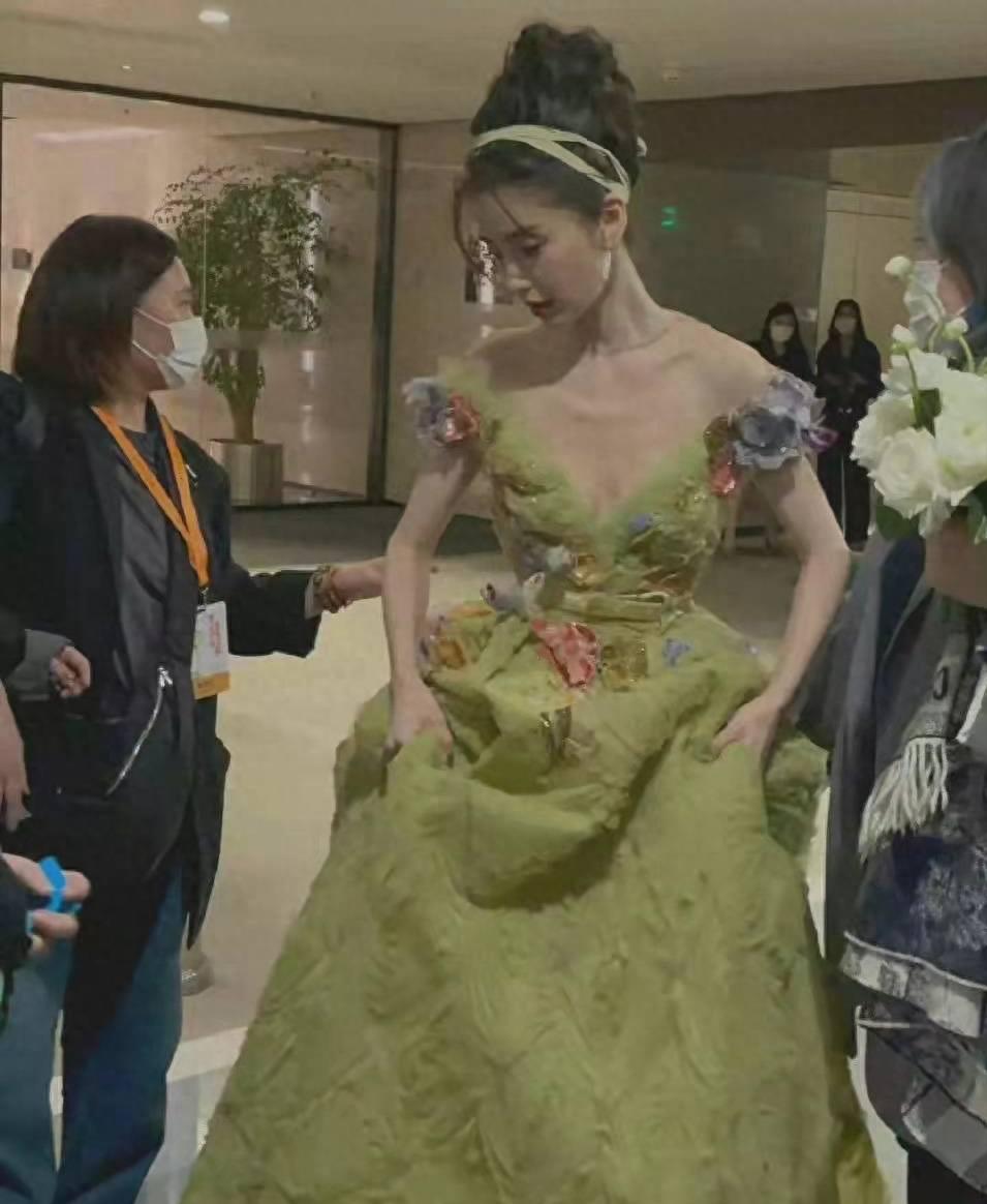 光天化日半露*裤内**、露半球，这几个明星玩转“诱惑”，毫无下限！