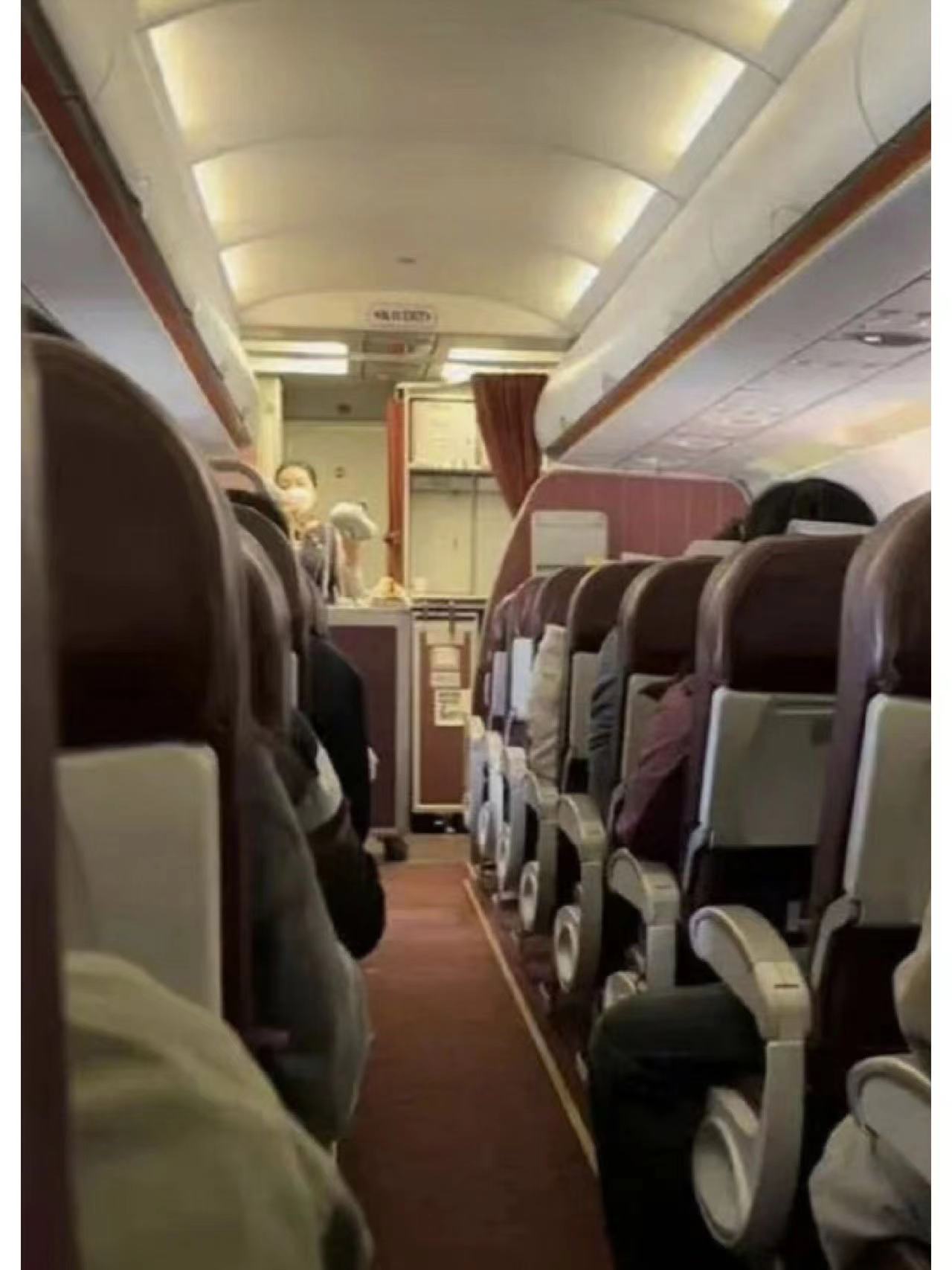 空姐飞机上推销40分钟产品引热议,空姐推销商品40分钟