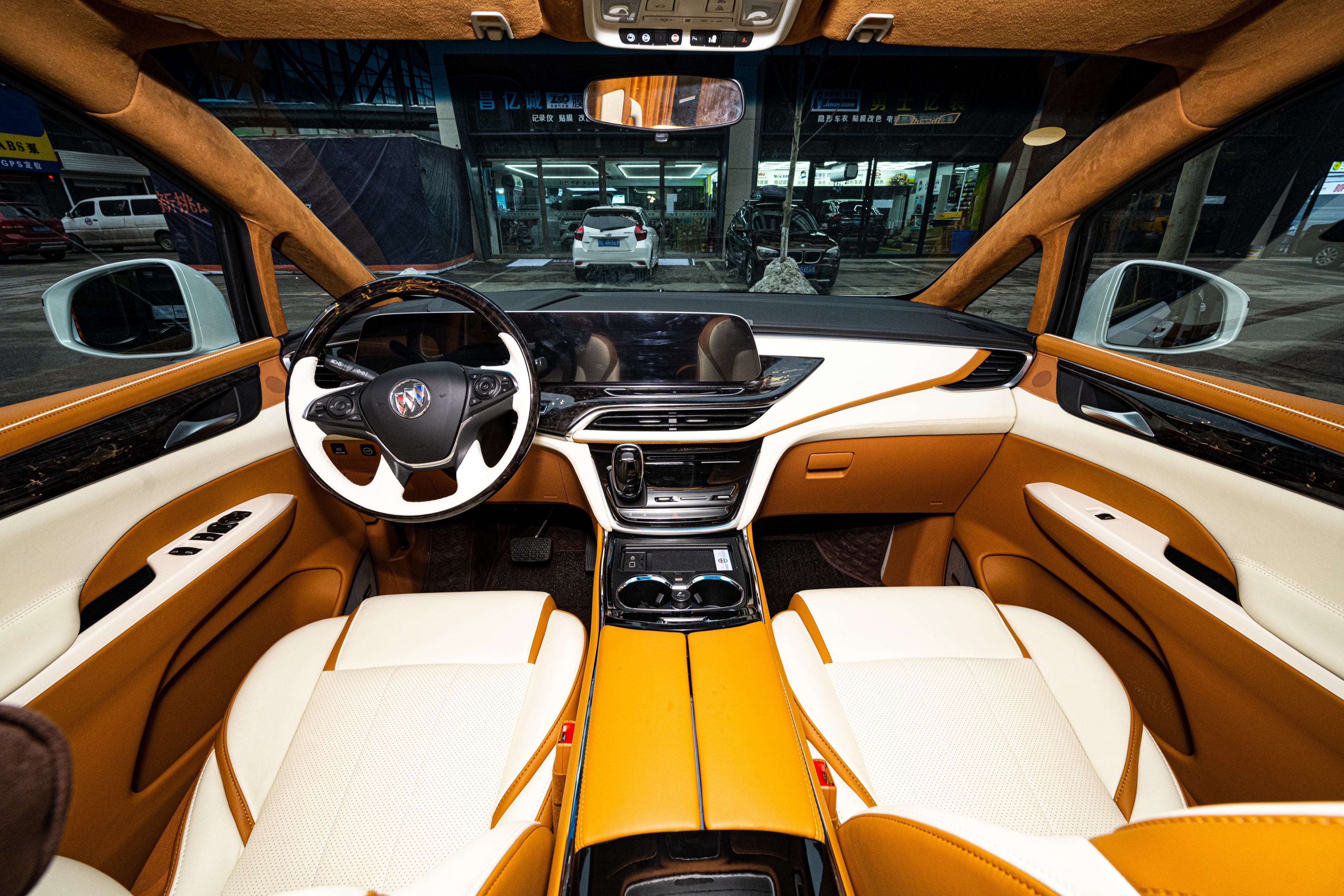 别克gl8商务外观,最新落地别克gl8公务舱豪华型