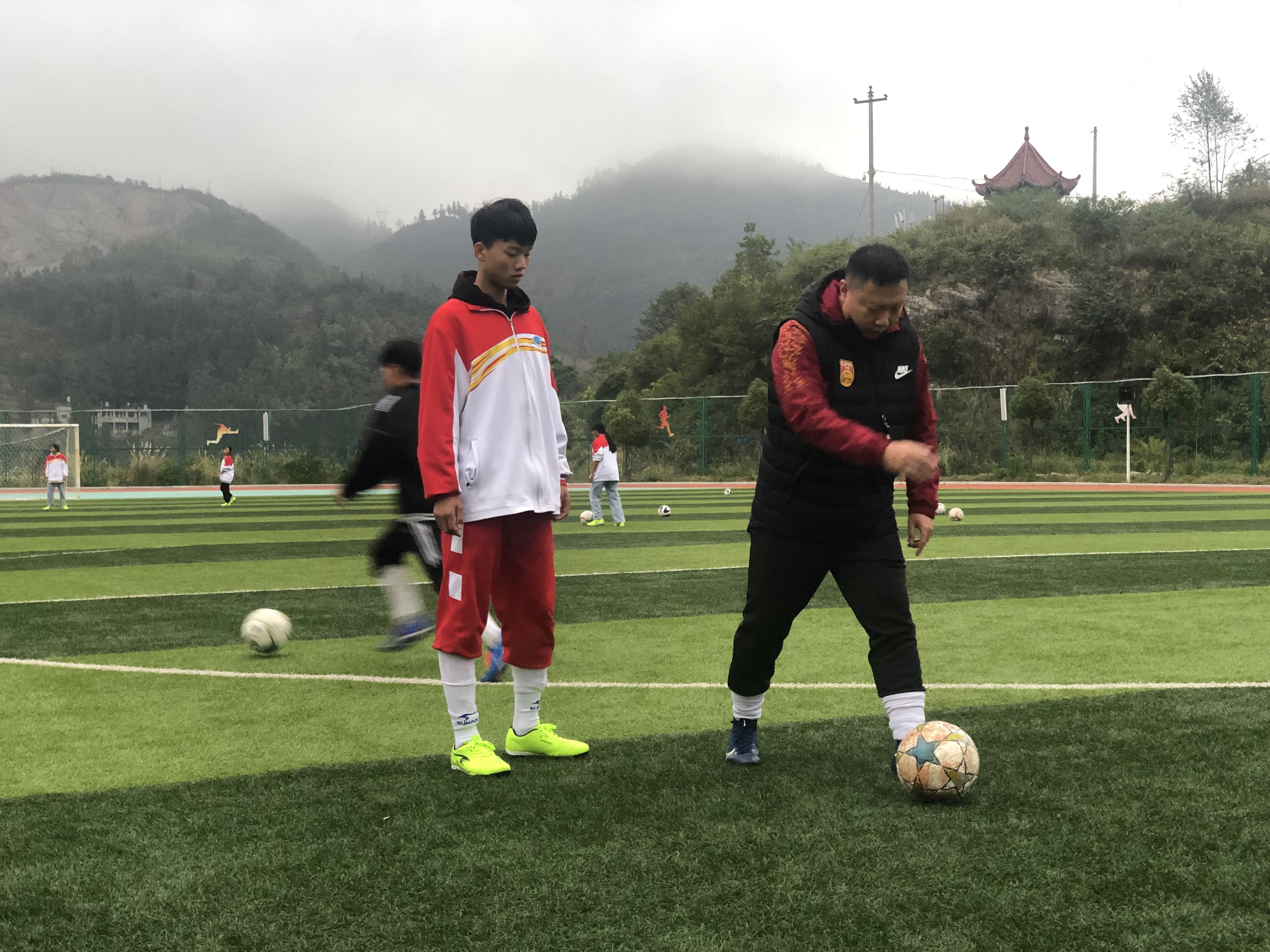 北京来的“警察老师”：踢足球、教英语，给山里的孩子打开一扇窗