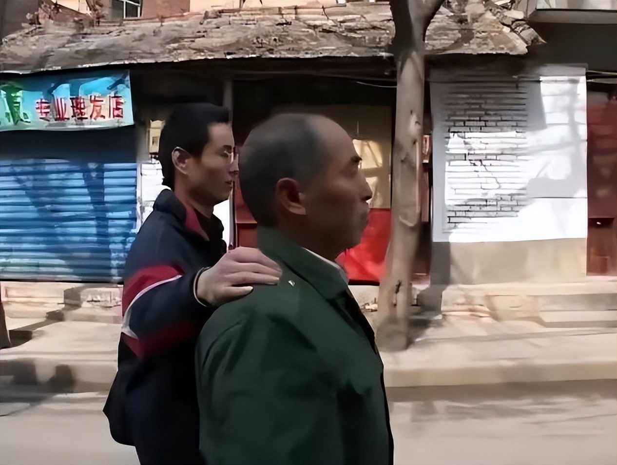 农村出身的大学生出路在哪里,穷人家大专生的前途在哪