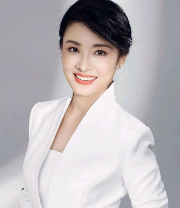 主持人周涛：与姚科离婚后，转身再嫁富豪，直言对女儿心中有愧