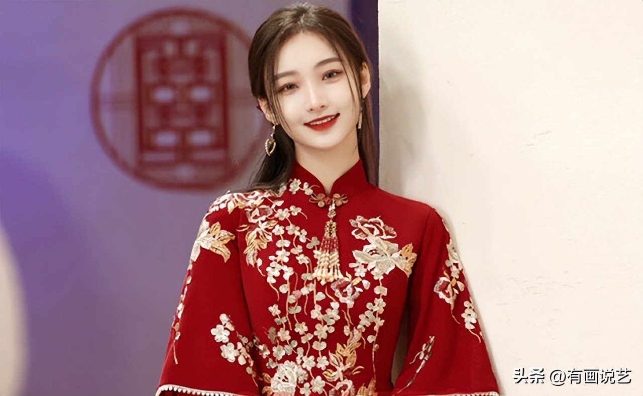 本命年兔年红色羽绒服短款,2023年兔年本命年穿什么颜色衣服