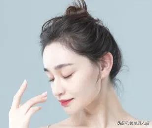 小美买了水果手机花了1万块，回娘家住了一个月，又赚了2万块