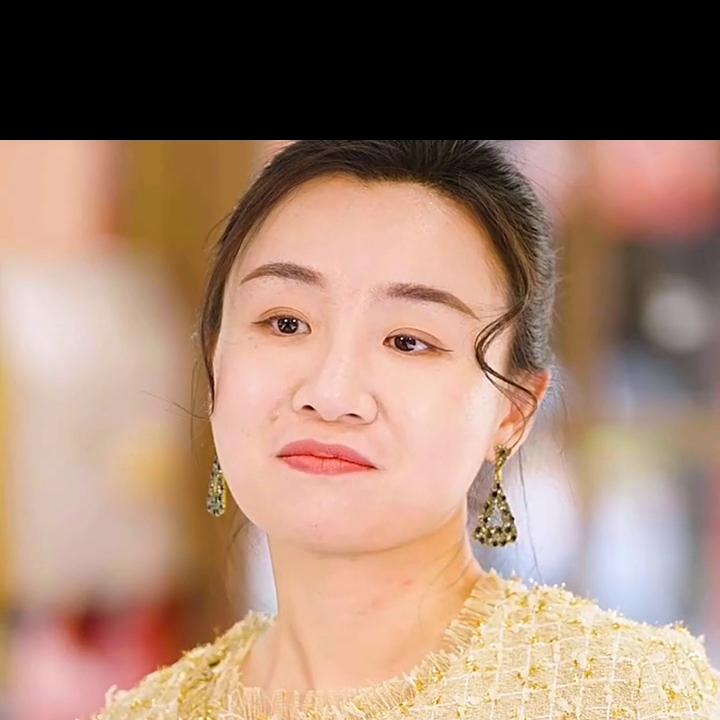 退伍军人回家被女友看不起,退伍老兵带老婆买首饰被看不起