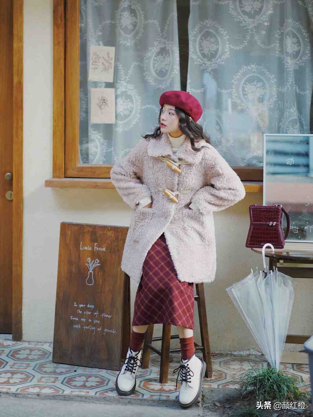 又火了一种穿法叫“羊毛羔外套+半身裙”，洋气精致还保暖，太美