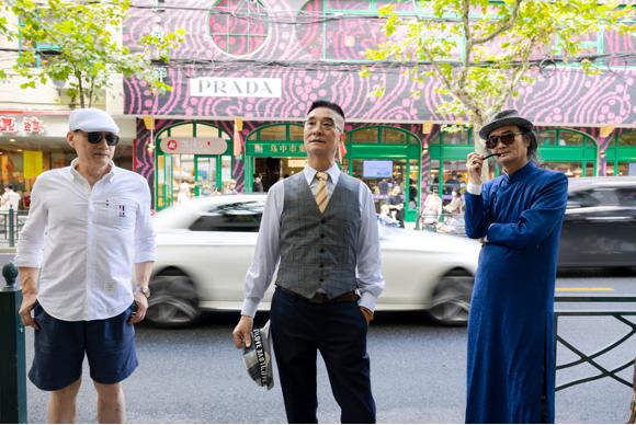 排队消费的火爆场景,年轻人打call主唱