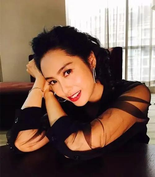 美女自有三分“龅”，不仅抗老而且显嫩，这7位女星都有轻微嘴凸