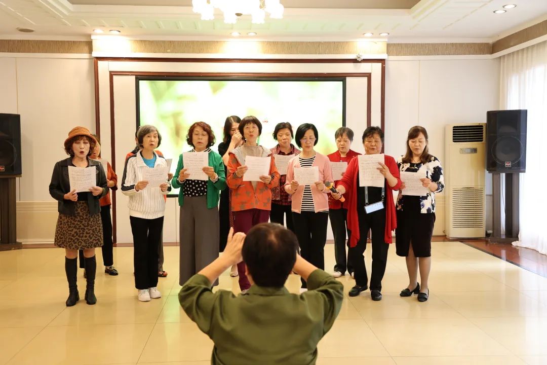 四川省德阳市东汽小学开展退休教师“迎重阳”庆祝活动