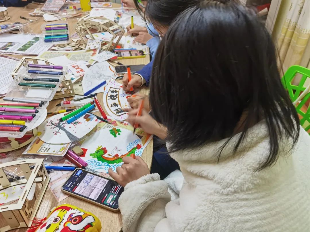 手提花灯探南源，共迎新春乐开颜