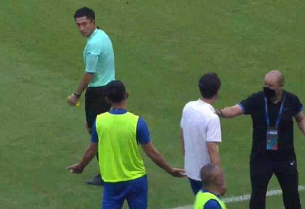 发牌机器被挂黑白遗像！最佳裁判马宁为何争议不断