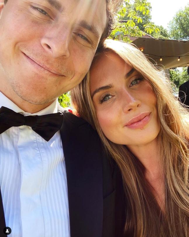 镇队之宝！红魔中卫爱妻泳装照，网友：这是曼联目前唯一的好东西