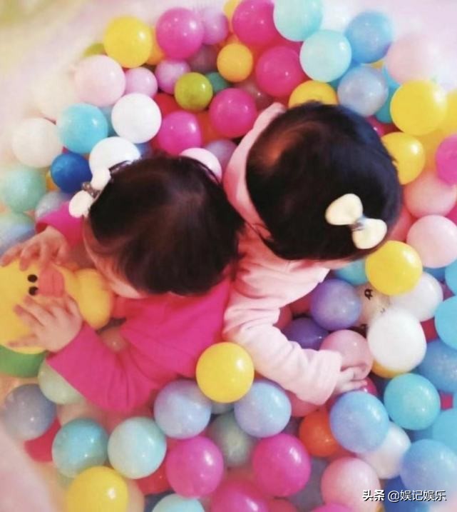 张杰跟谢娜分隔两地，杰哥在家照顾仨孩子，哄娃方式超温柔