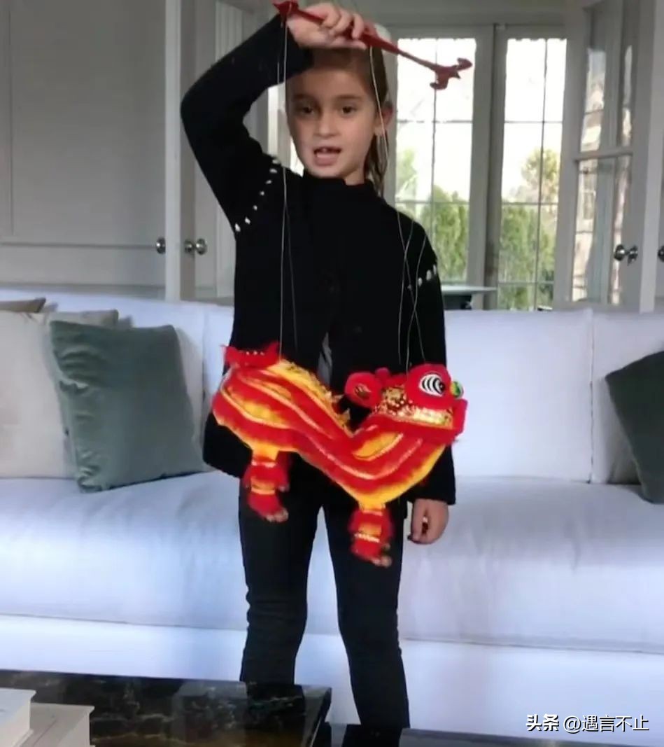 四岁用中文唱儿歌的女孩长大了，为她我希望川普再当选