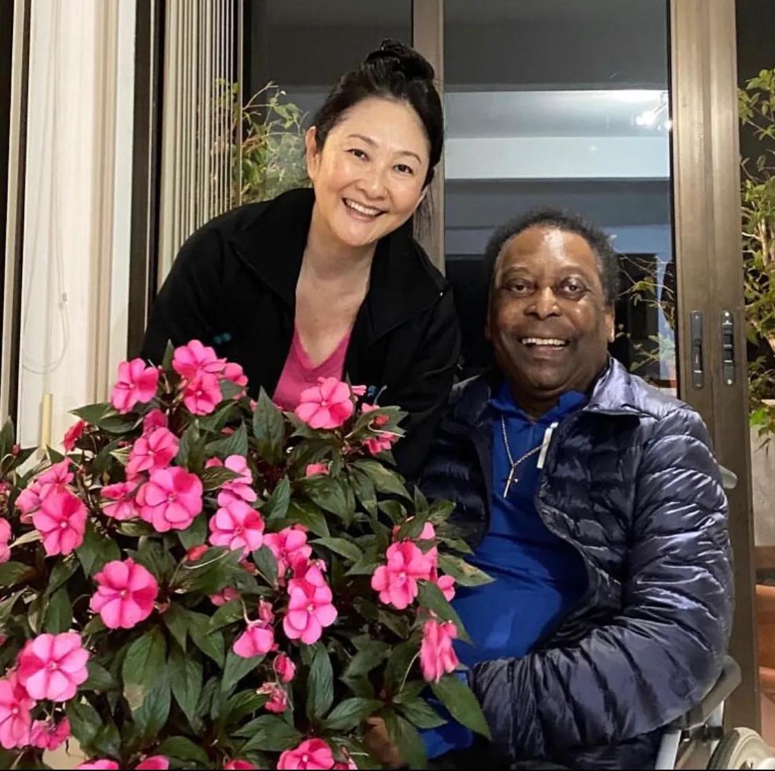 球王贝利第三任妻子,球王贝利结过几次婚