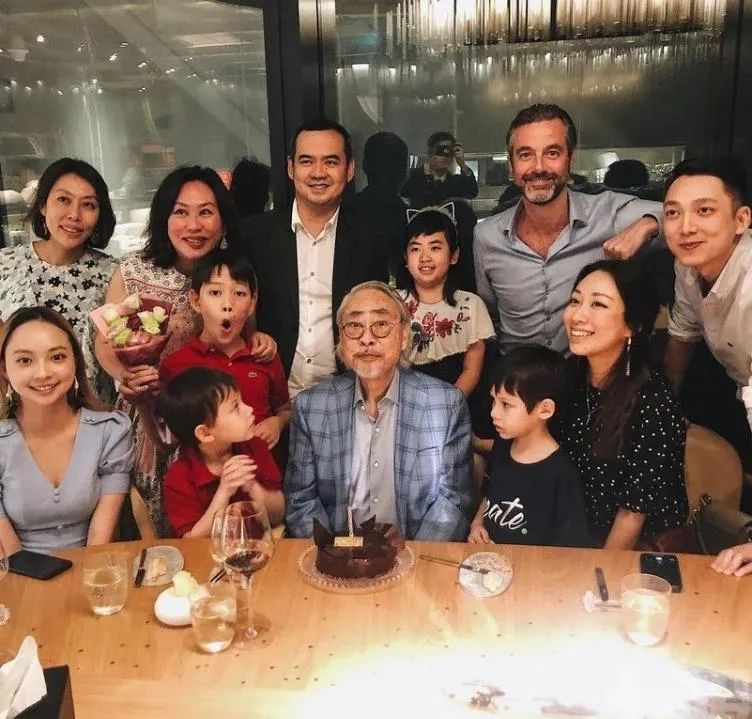 鳄鱼牌T恤与香港富家美女林炜珊，富过三代，她用什么驾驭未来？