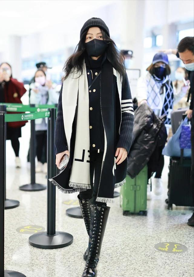 张韶涵瘦成皮包骨了,张韶涵穿绿色印花上衣小秀蛮腰