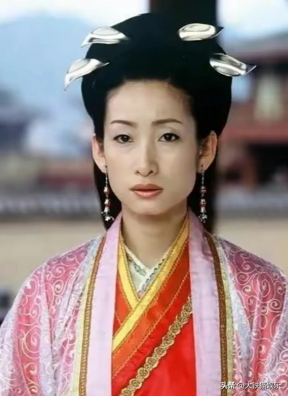 割过双眼皮的女明星对比,割双眼皮失败的明星谁最惨