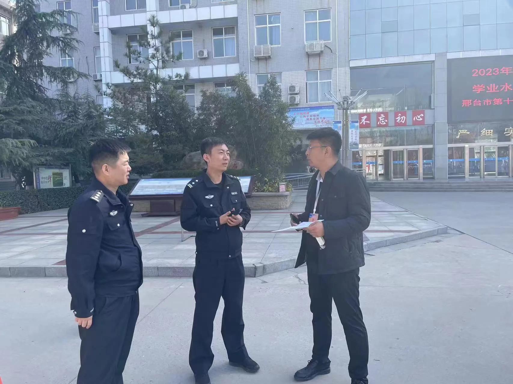 小学生拾金不昧获警察叔叔表扬,学生拾金不昧获警察叔叔表扬视频