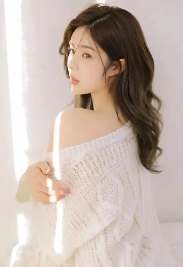 我替双胞胎妹妹去军训，踢正步，我顺拐踢到了前面帅哥的屁股