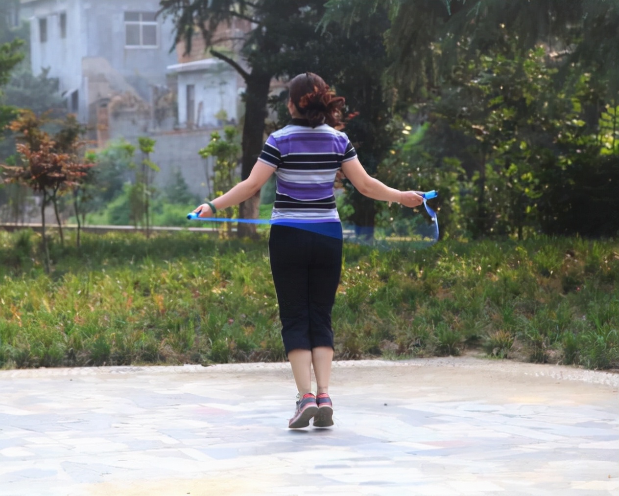 跳绳10分钟真的等于慢跑一小时吗,跳绳十分钟真的等于慢跑半小时吗