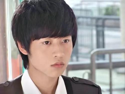 瘦成纸片的明星图片,瘦成纸片人的男明星