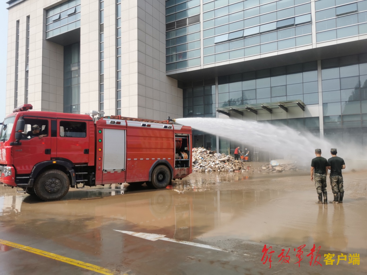 *警武**河北总队官兵持续奋战抢险救援一线