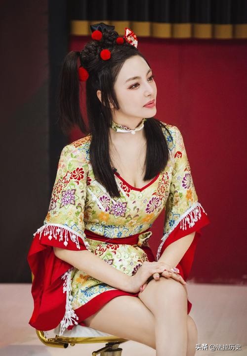 “露奶装”，“开裆裤”，大街上的牛鬼蛇神，演绎现实的罗刹海市