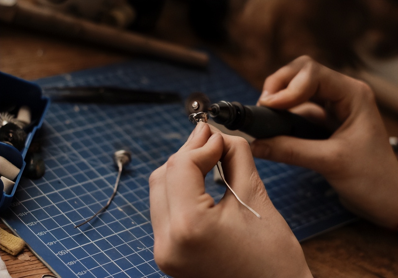 辅警工资低为什么还要当辅警,当辅警是铁饭碗吗