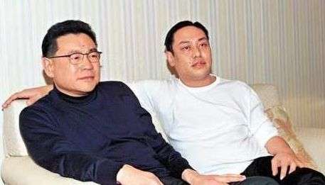 中国穷小子，炒房狂挣20亿，拍拖多位明星，47岁猝死东莞