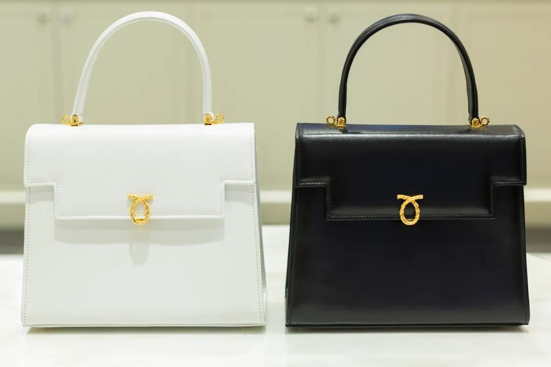 英国女王最喜欢的包包牌子,英国女王拿的包包价格