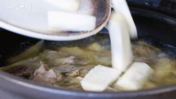 药膳滋补鸽子汤怎么炖最补气血,一鸽胜九鸡教你在家煲药膳鸽子汤